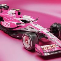 Imagem referente a Racing Bulls apresenta carro rosa inspirado em energético de Pêssego Branco para o GP de Miami de F1