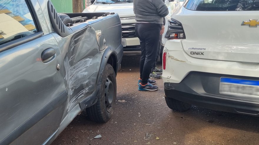 Idoso bate Onix em carros estacionados durante tentativa de manobra