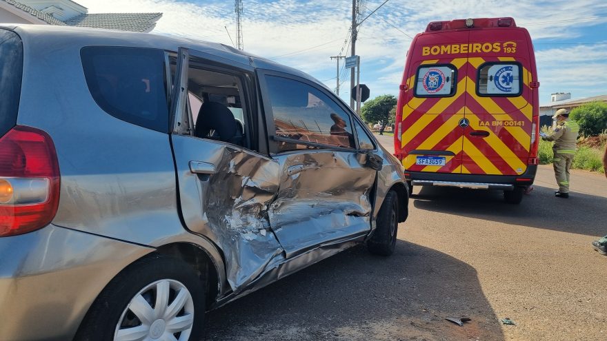 Van e Honda Fit se envolvem em forte colisão no Cascavel Velho