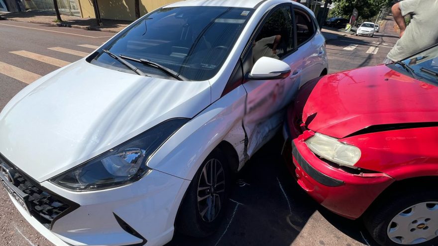 Passageiros de carro de aplicativo são socorridos pelo Siate após acidente no Santa Cruz
