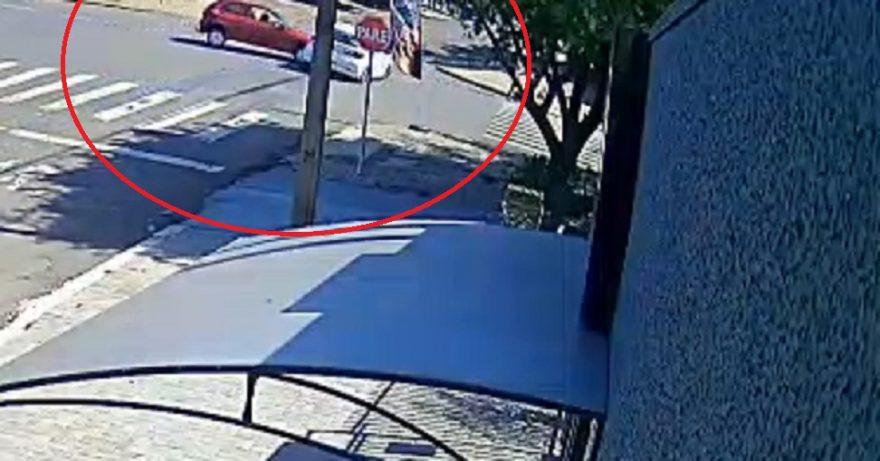 Câmera flagra acidente envolvendo carro de aplicativo em Cascavel