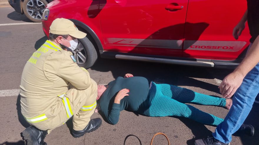 Mulher é atropelada por Crossfox na faixa de pedestres no Centro de Cascavel