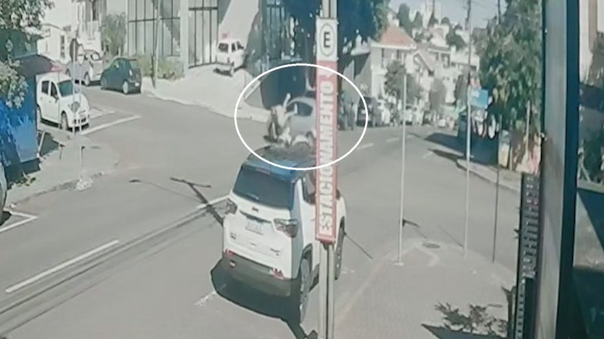 Câmera flagra Ford Ka furando preferencial e atingindo motociclista em cheio