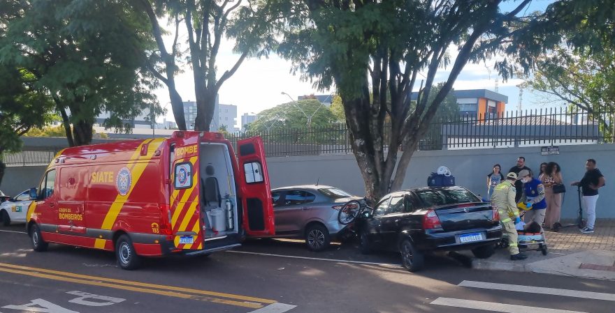 Jovem tem bicicleta atingida por carro no Parque São Paulo; bike ficou prensada entre veículos