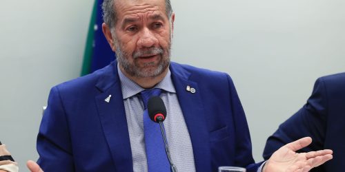 Após fraude no INSS, Lupi pede demissão do Ministério da Previdência Imagem referente a Após fraude no INSS, Lupi pede demissão do Ministério da Previdência