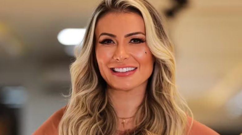 Andressa Urach cobra dívida de ex-sócio e faz ameaça: “afundar o barco”