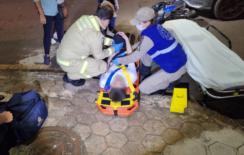 Acidente entre moto elétrica e Polo na Rua Manoel Ribas deixa jovem ferido