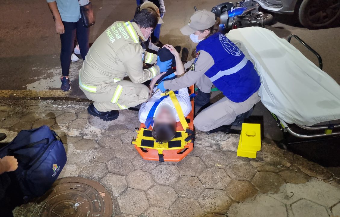 Acidente entre moto elétrica e Polo na Rua Manoel Ribas deixa jovem ferido