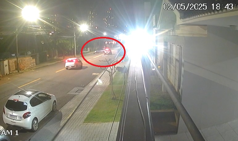 Acidente entre moto elétrica e Polo é flagrado por câmera; veja o vídeo