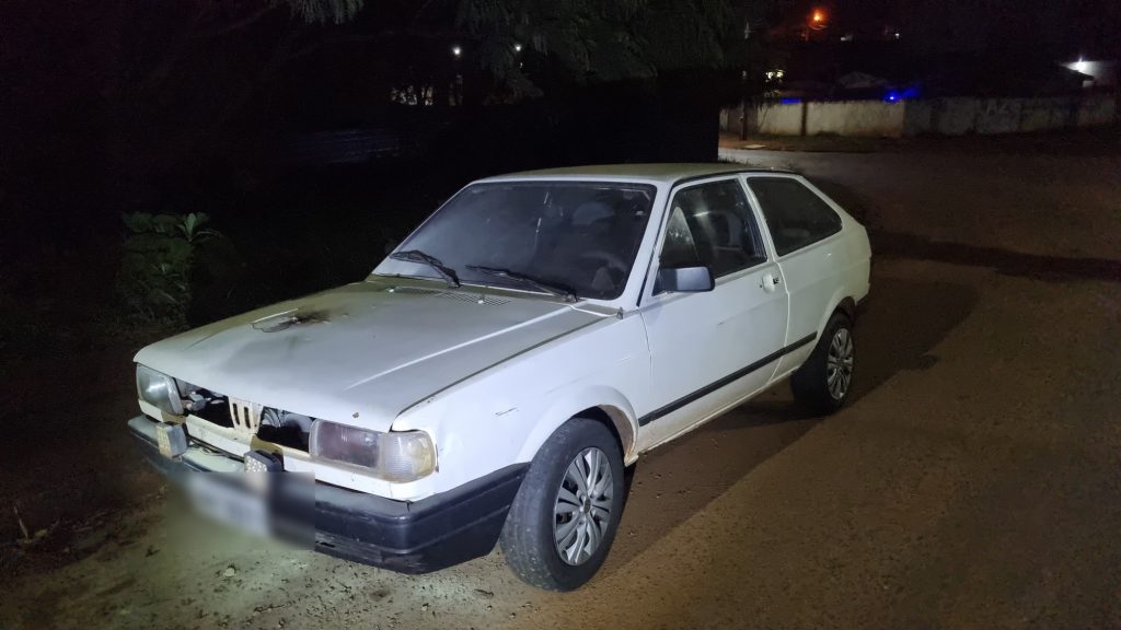 Gol tem princípio de incêndio no motor no Bairro Neva