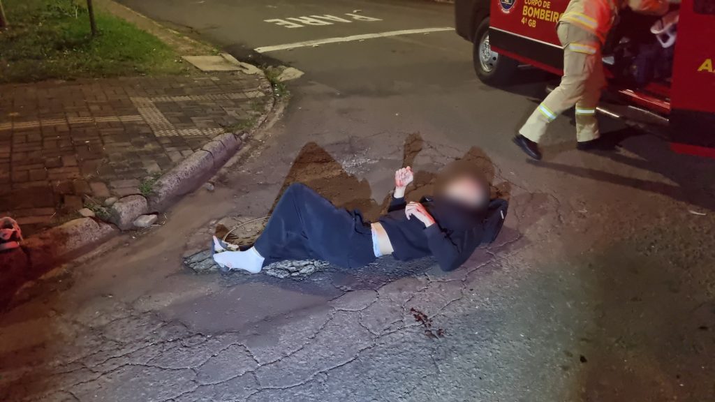 Duas pessoas ficam feridas após acidente entre carro e moto no Bairro Parque Verde em Cascavel