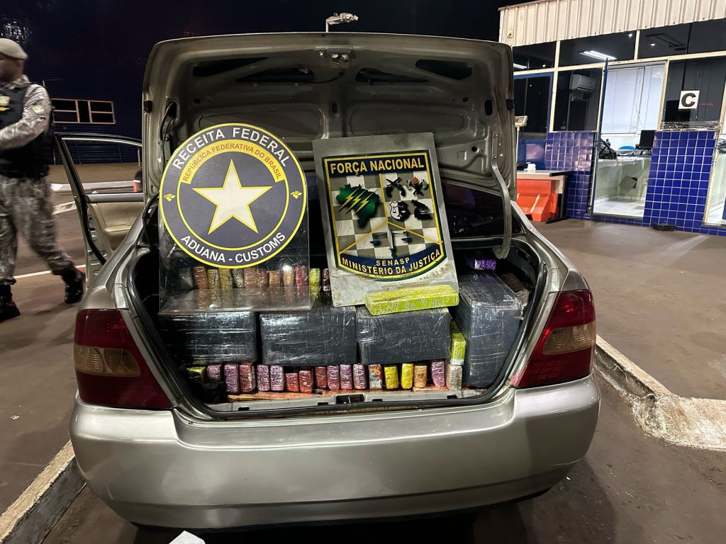 Receita Federal intercepta veículo com 375 kg de maconha na fronteira