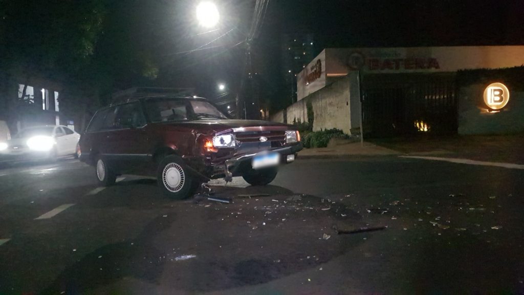 Belina e caminhonete S-10 se envolvem em acidente no Bairro Coqueiral