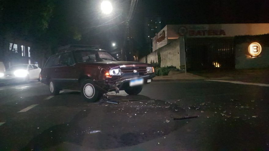 Belina e caminhonete S-10 se envolvem em acidente no Bairro Coqueiral