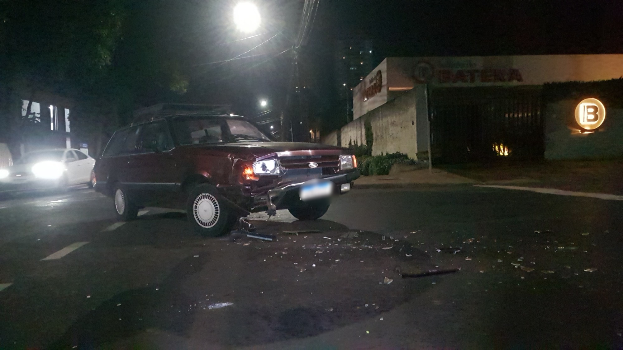 Belina e caminhonete S-10 se envolvem em acidente no Bairro Coqueiral
