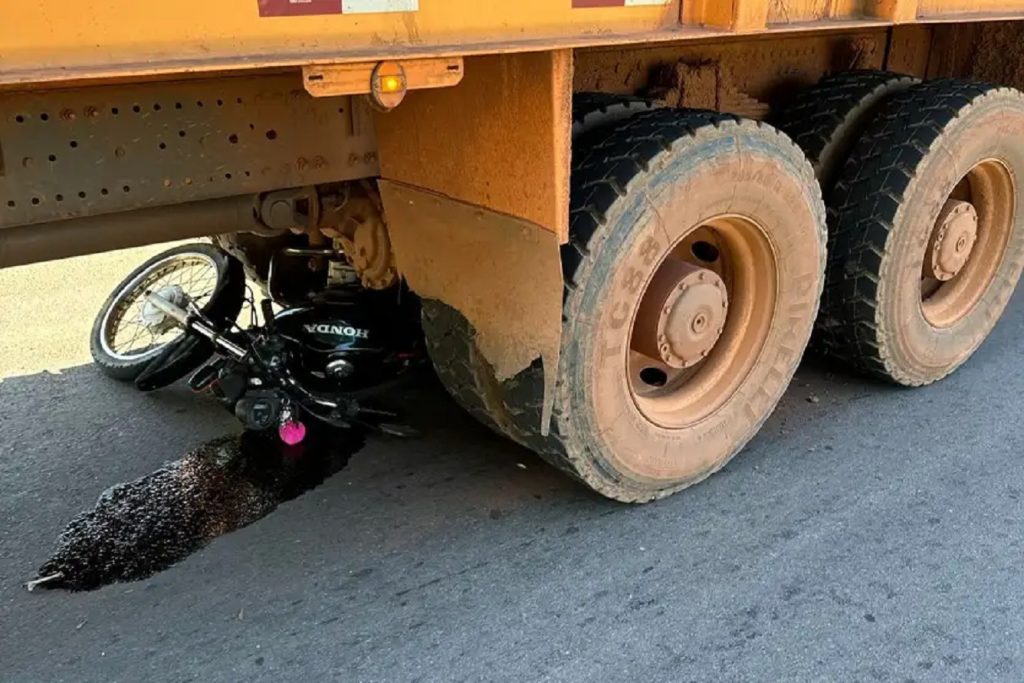 Tragédia: motociclista de 25 anos morre após colisão com caminhão canavieiro em Nova Olímpia Tragédia: motociclista de 25 anos morre após colisão com caminhão canavieiro em Nova Olímpia