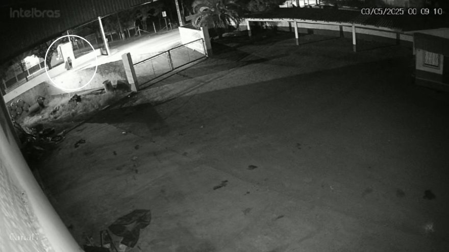 Câmeras de segurança flagram furto de fios de cobre em escola municipal de Cascavel