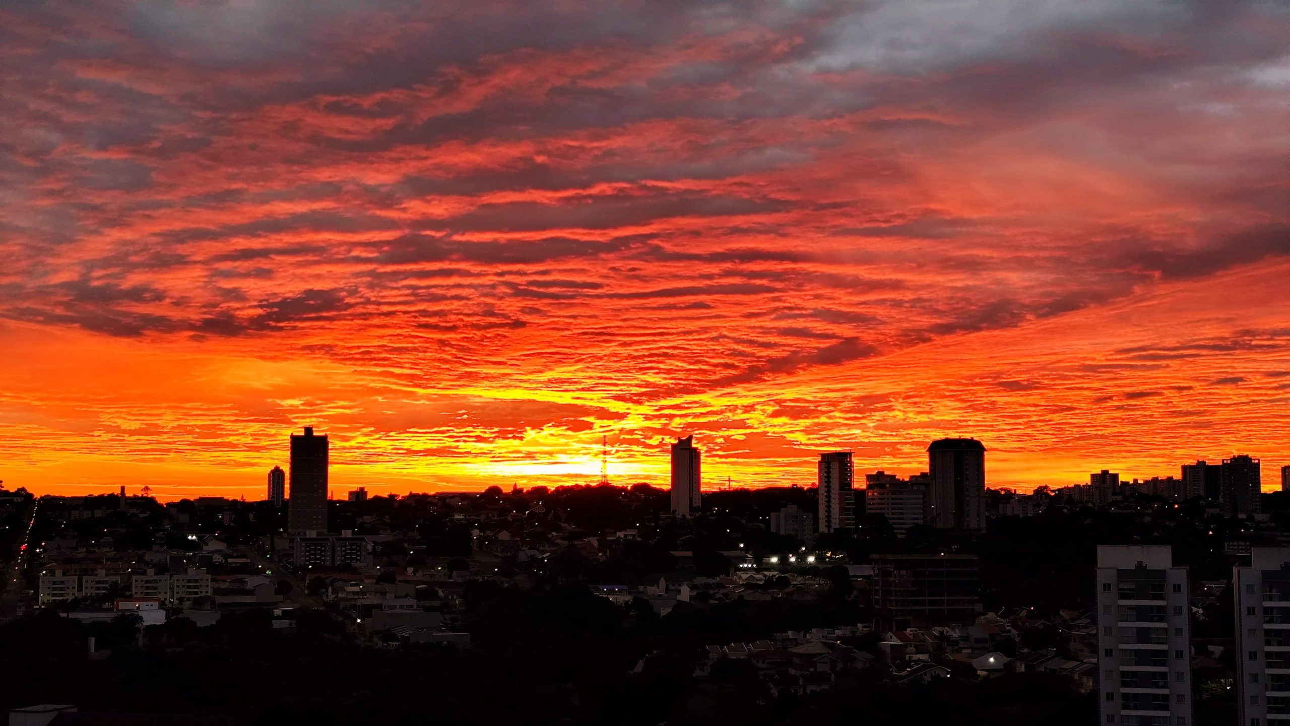 Sábado amanhece dourado em Cascavel, mas sem promessa de chuva (dessa vez o céu jura que é só beleza)