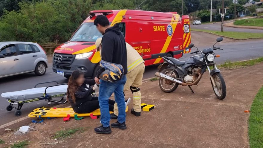 Motociclista é socorrida após sofrer queda na rotatória do viaduto da Olindo Periolo