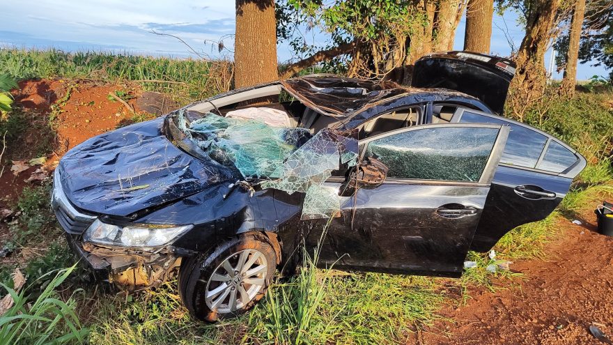 Capotamento violento deixa Honda Civic completamente destruído na BR-467, em Cascavel