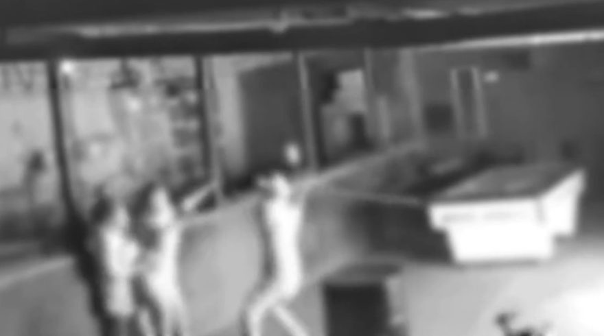 Homem é preso após agredir ex-mulher com socos e taco de sinuca