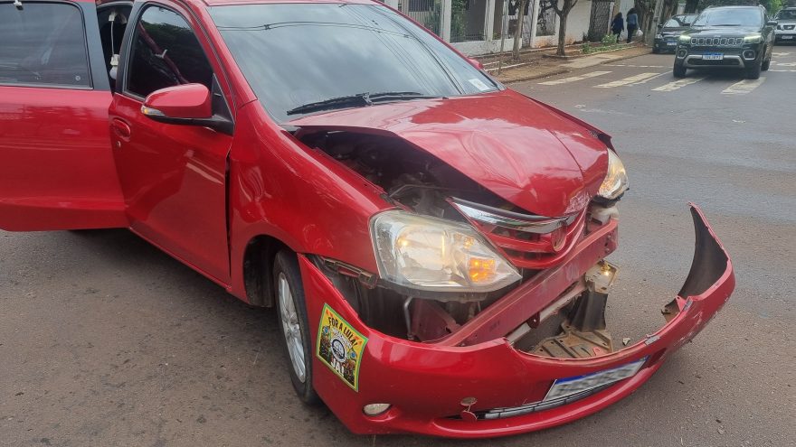 Etios e BMW colidem no bairro Coqueiral em Cascavel