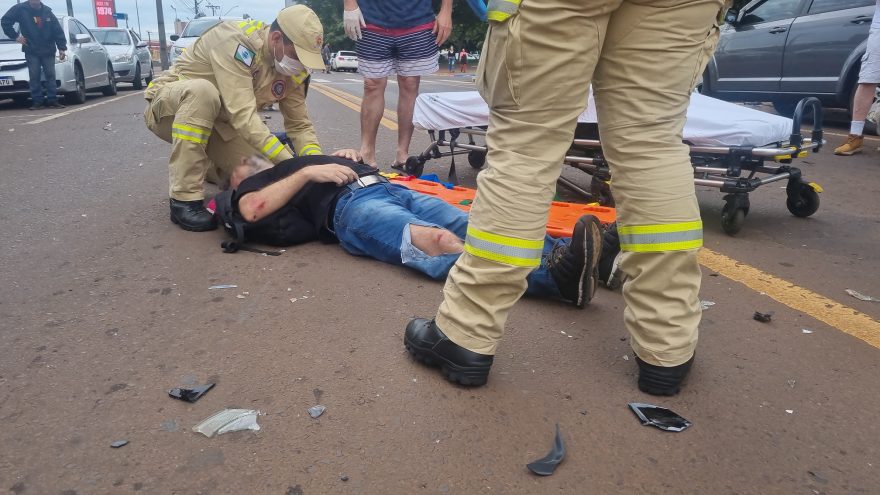 Motociclista fica ferido em forte acidente entre Honda CBR-600RR e Chevrolet Corsa