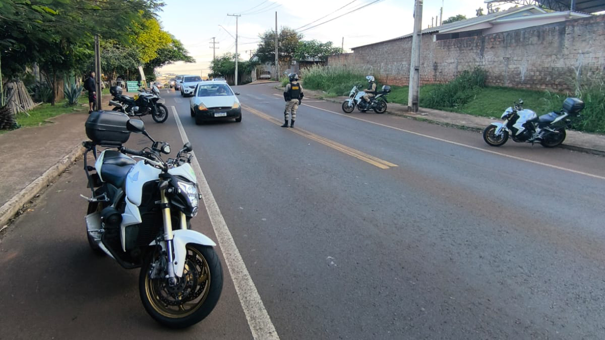 PM realiza operação de trânsito e abordagem em bares na Região Norte de Cascavel