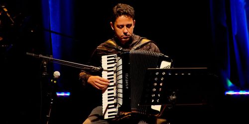 André Ribas apresenta seu primeiro álbum na TV Brasil Imagem referente a André Ribas apresenta seu primeiro álbum na TV Brasil