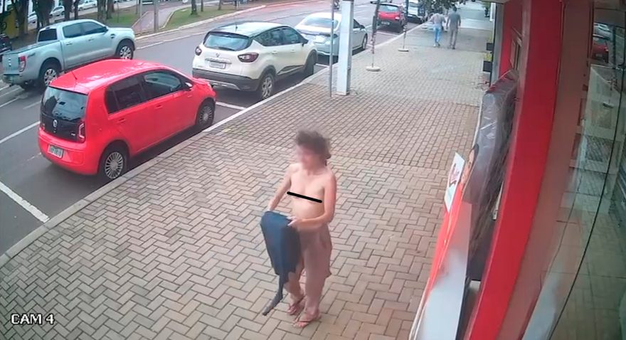 Moradora de rua entra na vibe da Lady Gaga e faz ‘show particular’ no Centro de Cascavel