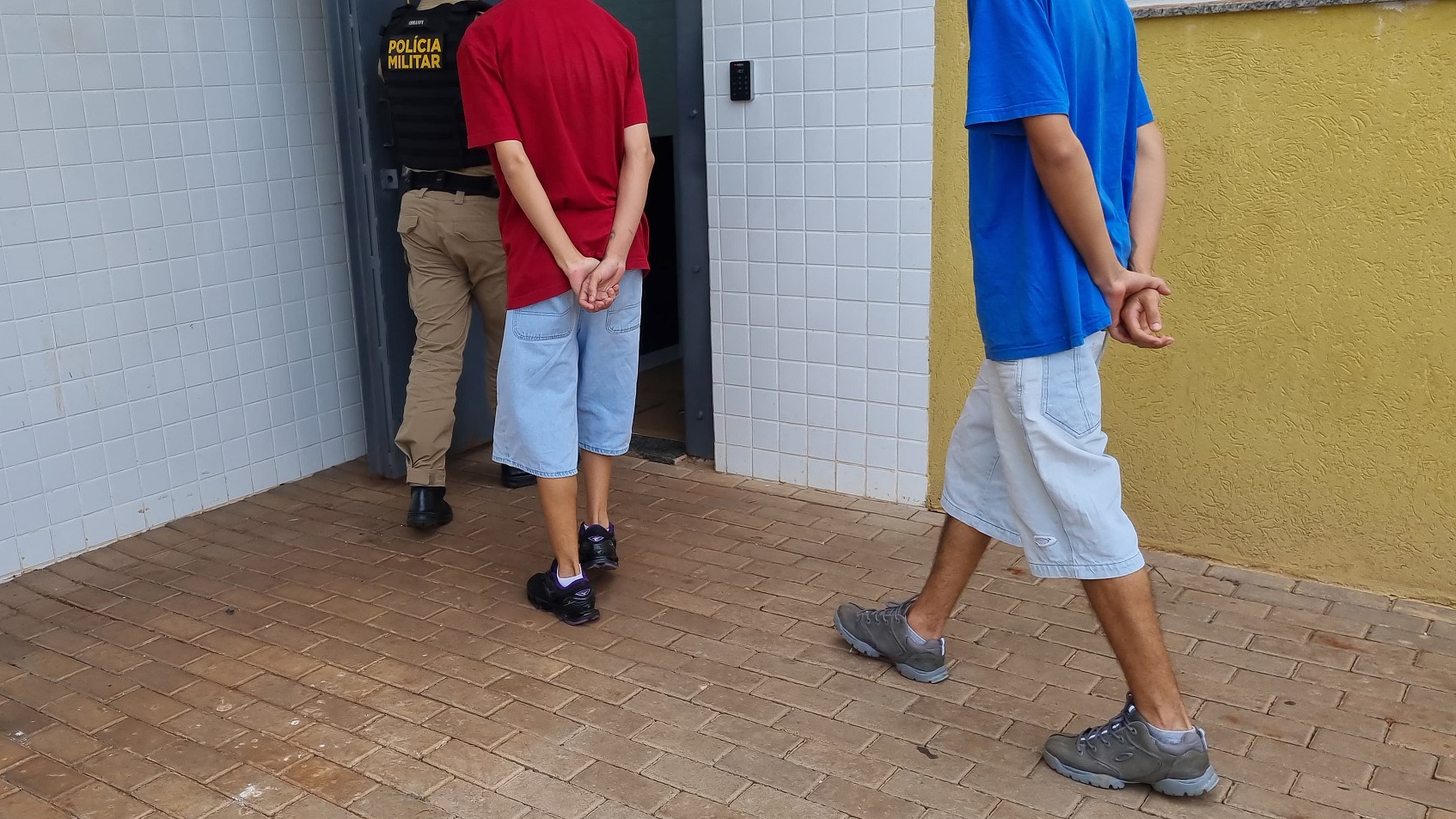 PM apreende dois menores em posse de drogas em Corbélia