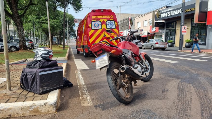 Mulher fica ferida após escorregar em mancha de óleo e cair de moto no Centro de Cascavel