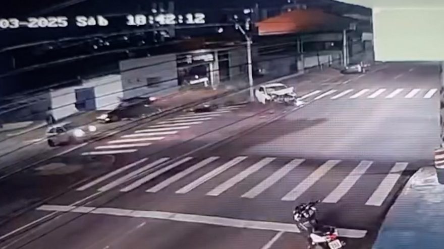 Cacetada! Imagem flagra forte batida na Rua Jorge Lacerda