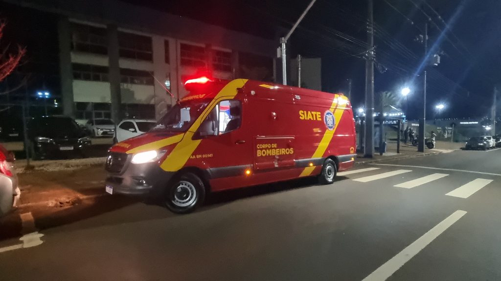 Motociclista se perde, bate contra meio-fio e sofre queda na Av. Rocha Pombo em Cascavel