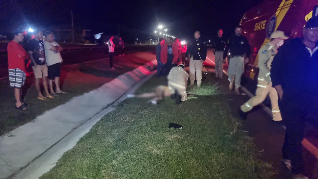 Após cair blusa, pedestre tentar retornar à rodovia, mas morre atropelado na BR-277 em Cascavel