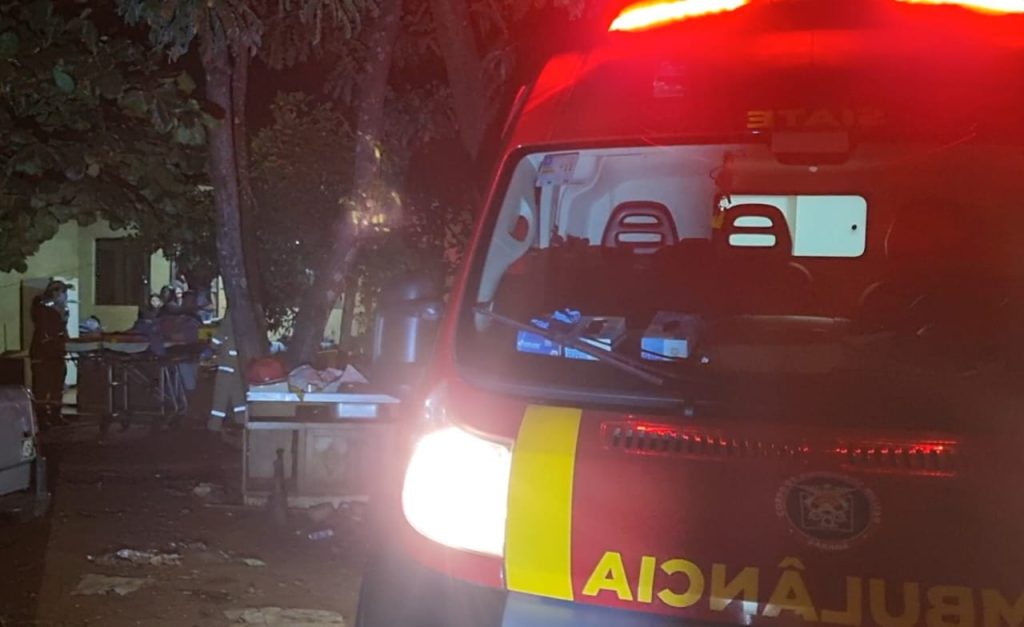 Idosa sofre mal súbito e tem suspeita de fratura ao cair em casa no Santa Cruz Idosa sofre mal súbito e tem suspeita de fratura ao cair em casa no Santa Cruz