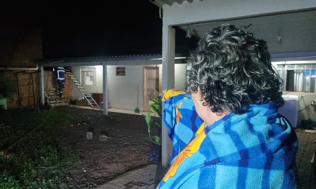 Com medo de novo caso, moradores buscam solução para vizinho incendiário no Santa Cruz Com medo de novo caso, moradores buscam solução para vizinho incendiário no Santa Cruz
