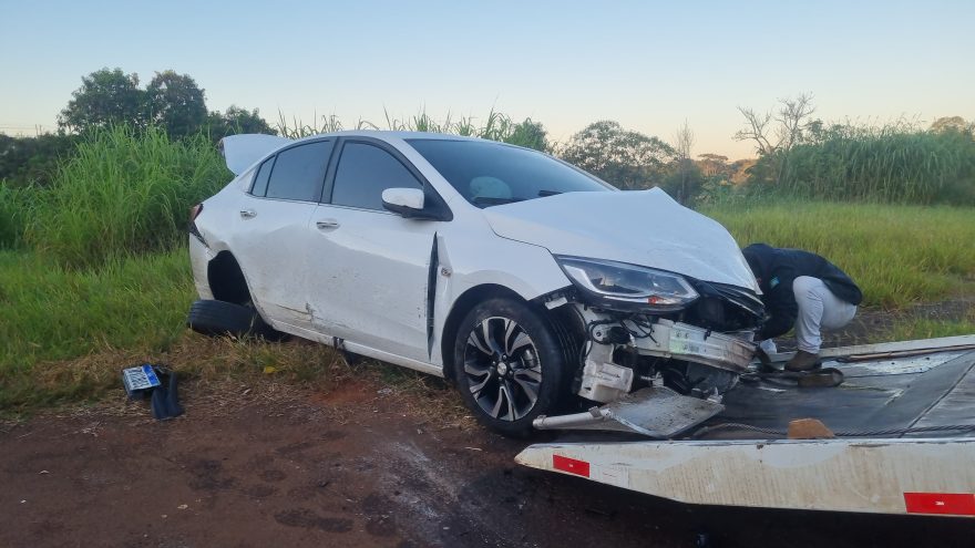 Impressionante: carro passa reto e atravessa rodovia BR-277, saltando dois barrancos