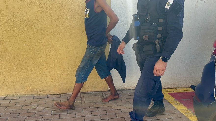 Jovem causa transtornos em Supermercado, agride segurança e é detido pela GM