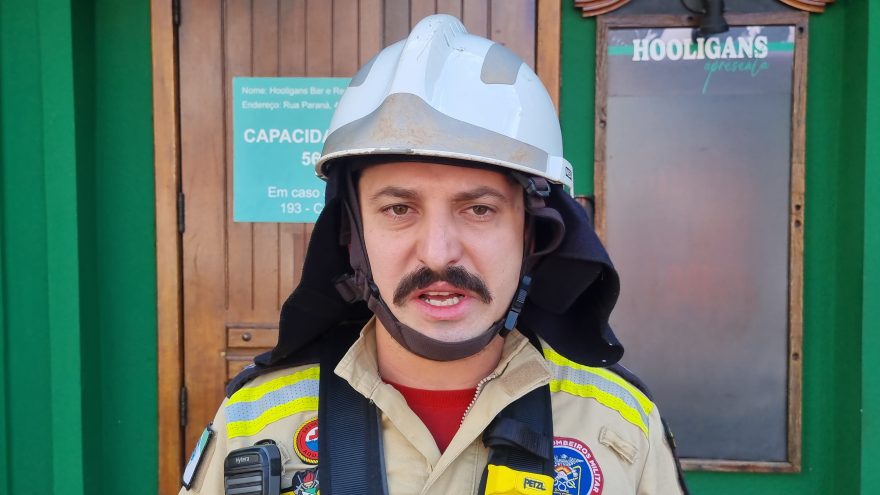 “Risco potencial, então tivemos que contê-lo”, afirma tenente sobre resgate a homem que ameaçava se jogar de prédio