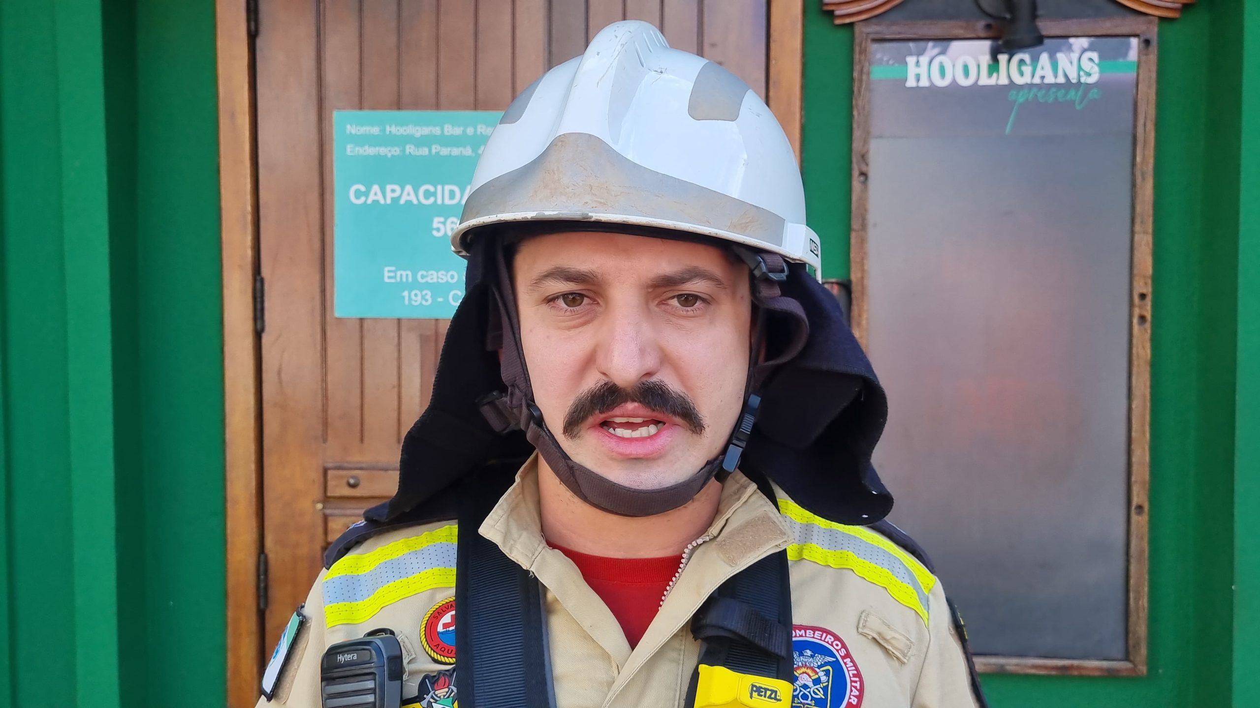 "Risco potencial, então tivemos que contê-lo", afirma tenente sobre resgate a homem que ameaçava se jogar de prédio
