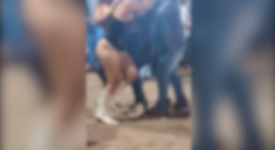 Puxão de cabelo e bunda de fora: vídeo mostra mulher sendo agredida em festa