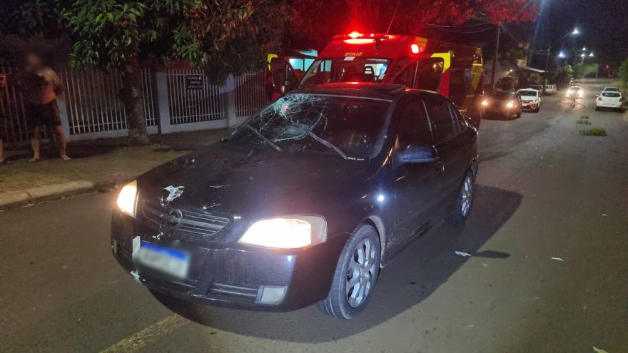 Para-brisa de Astra trinca após colisão com ciclista no Bairro Santa Cruz