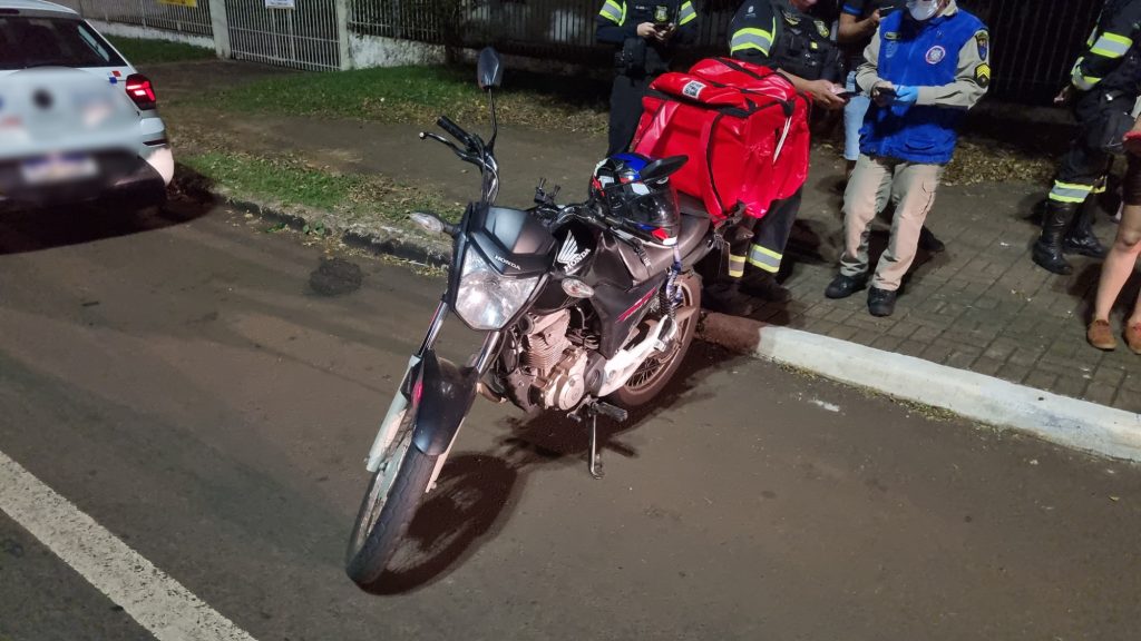 Entregador fica ferido em acidente de trânsito na Avenida Rocha Pombo