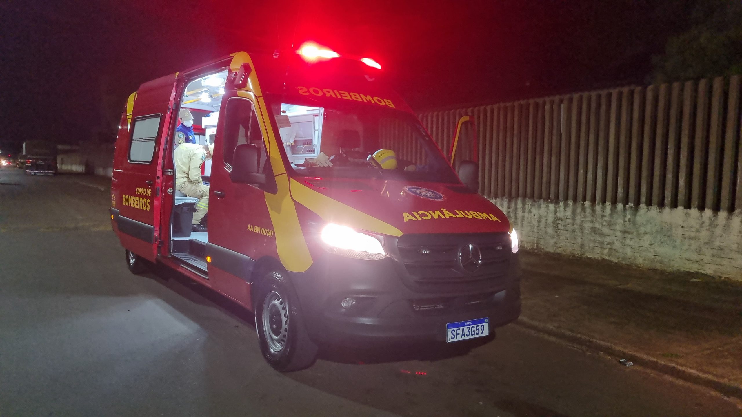 Jovem é atropelado e pede ajuda na Rua Padre Anchieta, no Bairro Parque São Paulo