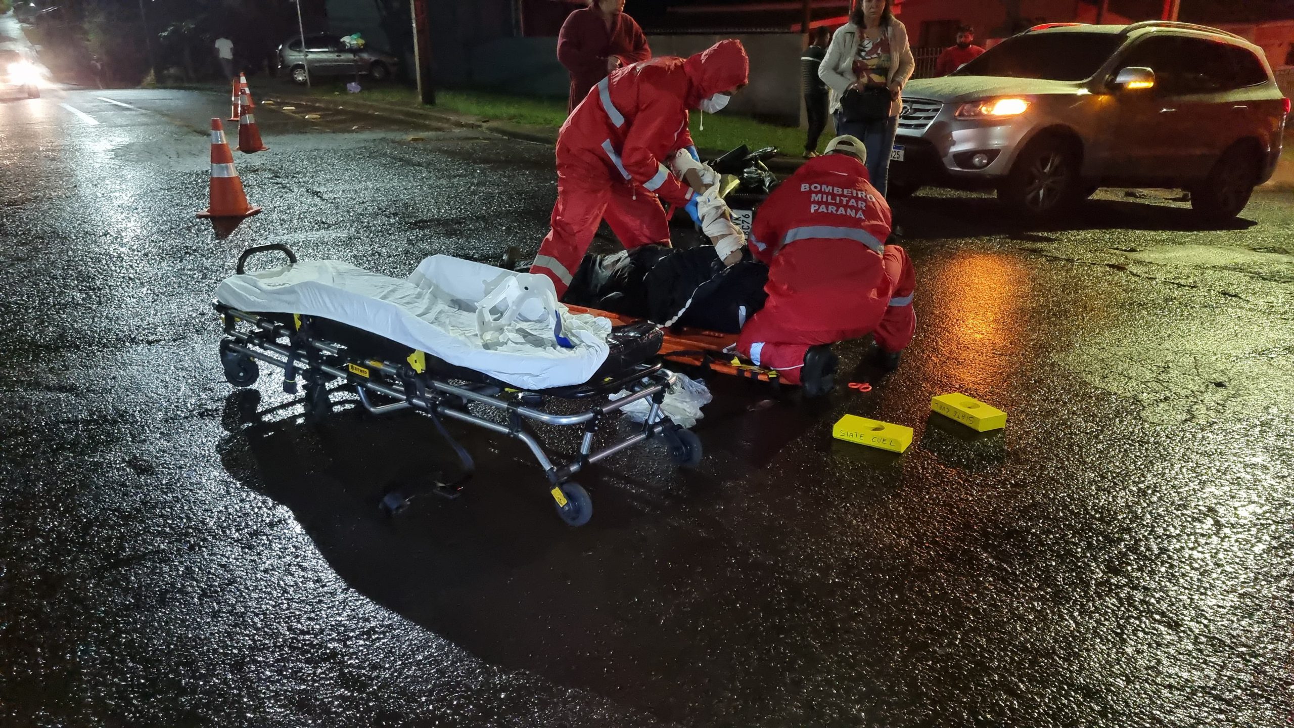 Motociclista tem lesão grave no braço após colisão no Santa Cruz