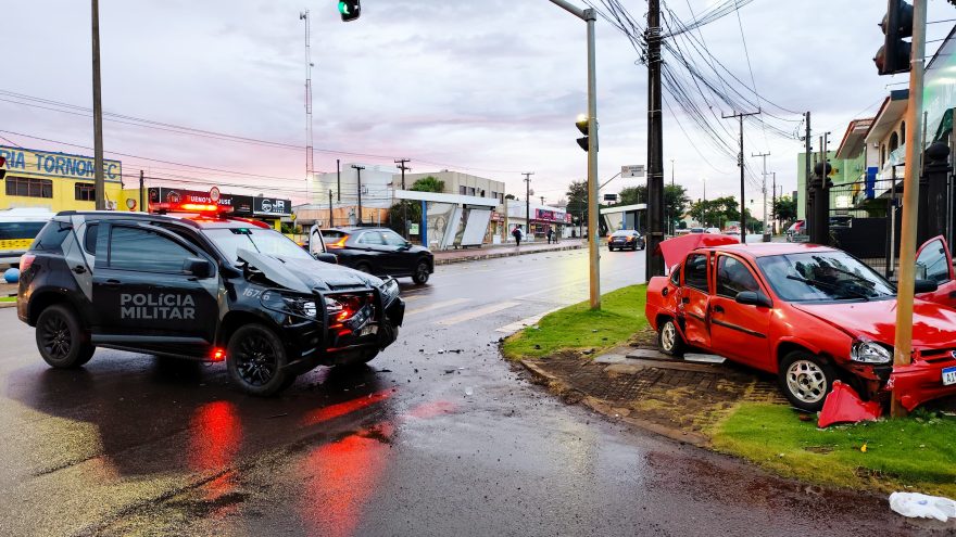 Viatura da PM e Corsa se envolvem em forte colisão na Avenida Barão do Rio Branco