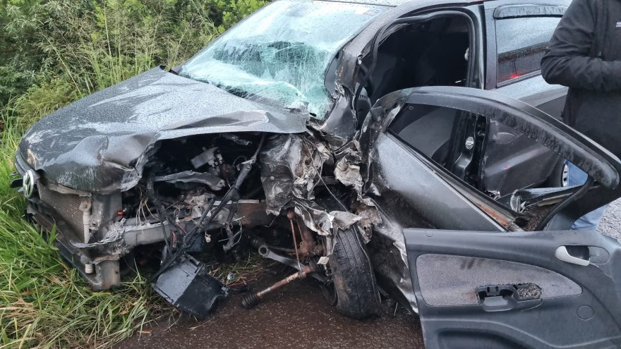 Cinco pessoas ficam feridas após colisão frontal entre Gol e Astra na BR-369, em Cascavel