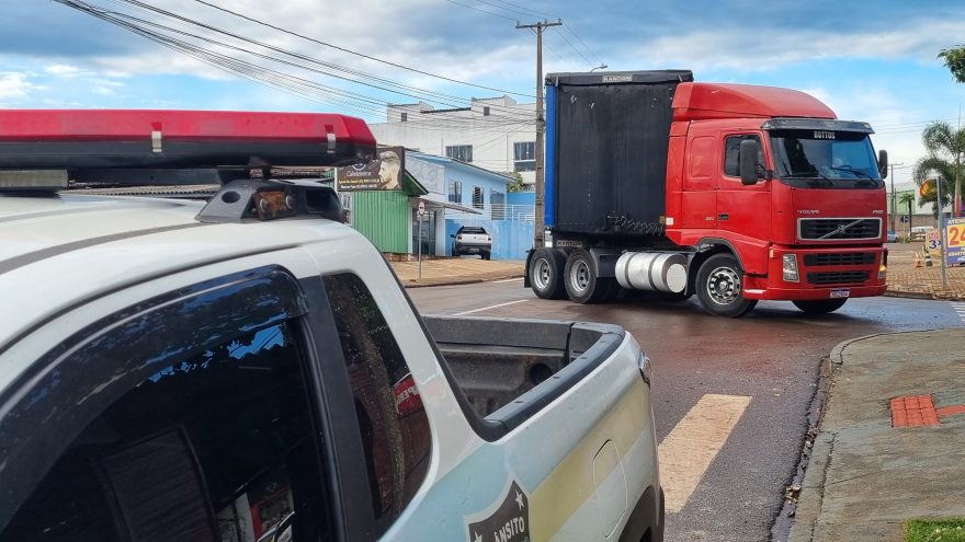 Caminhão apresenta pane e gera interdição no acesso ao Bairro Periolo