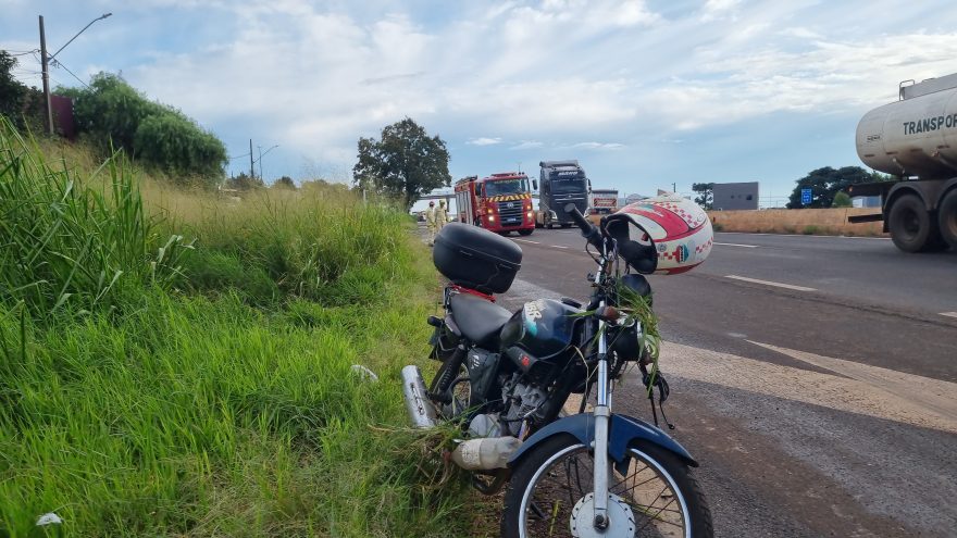 Motociclista é jogado para o mato em acidente na PRc-467, em Cascavel